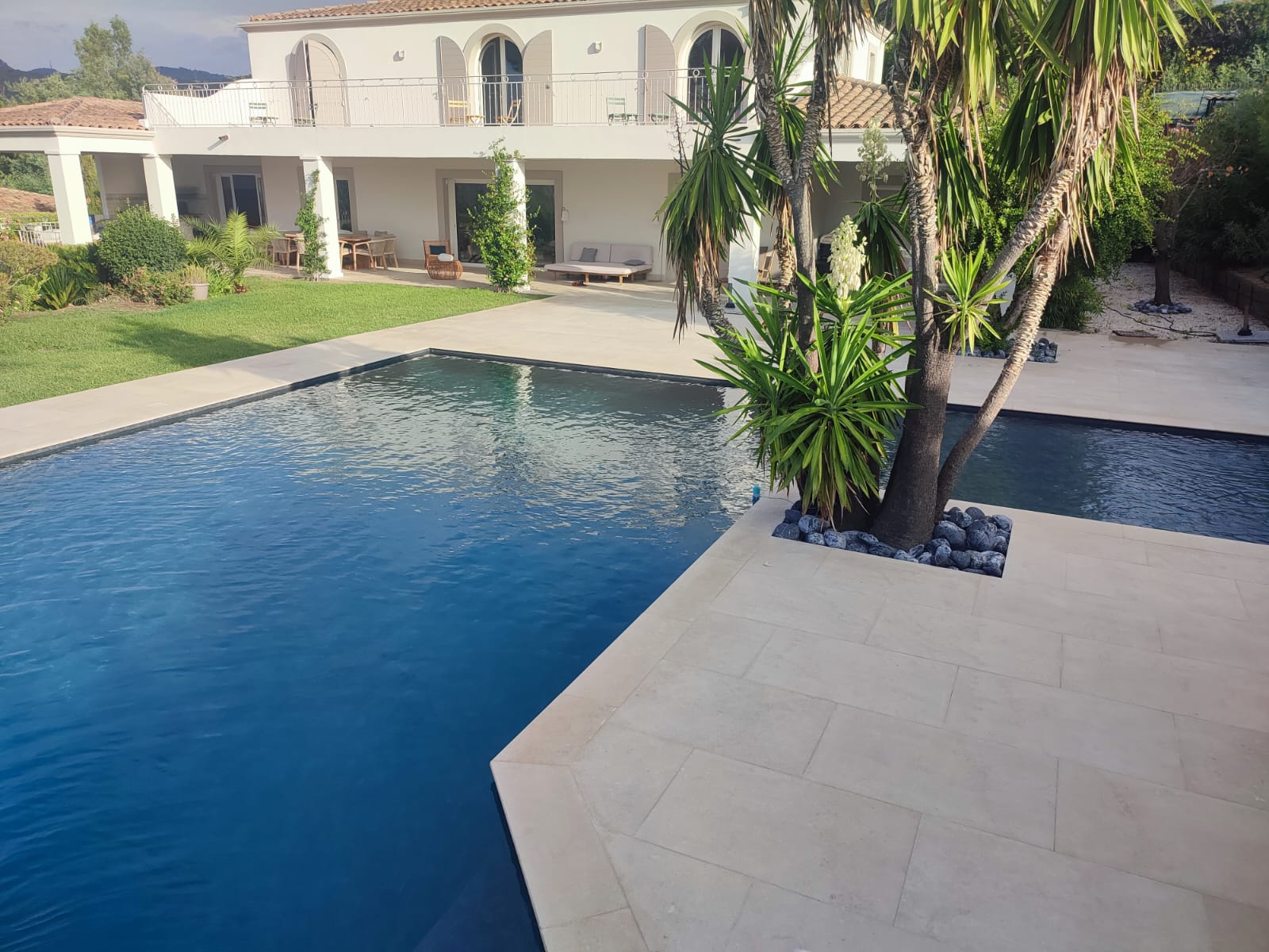 decoupe de pierres et carrelages Sud-Est-faconnage de dalles Sud-Est-gres cerame Vaucluse-pierre naturelle Vaucluse-amenagement exterieur et interieur Sud-Est-carrelages sur-mesure Sud-Est