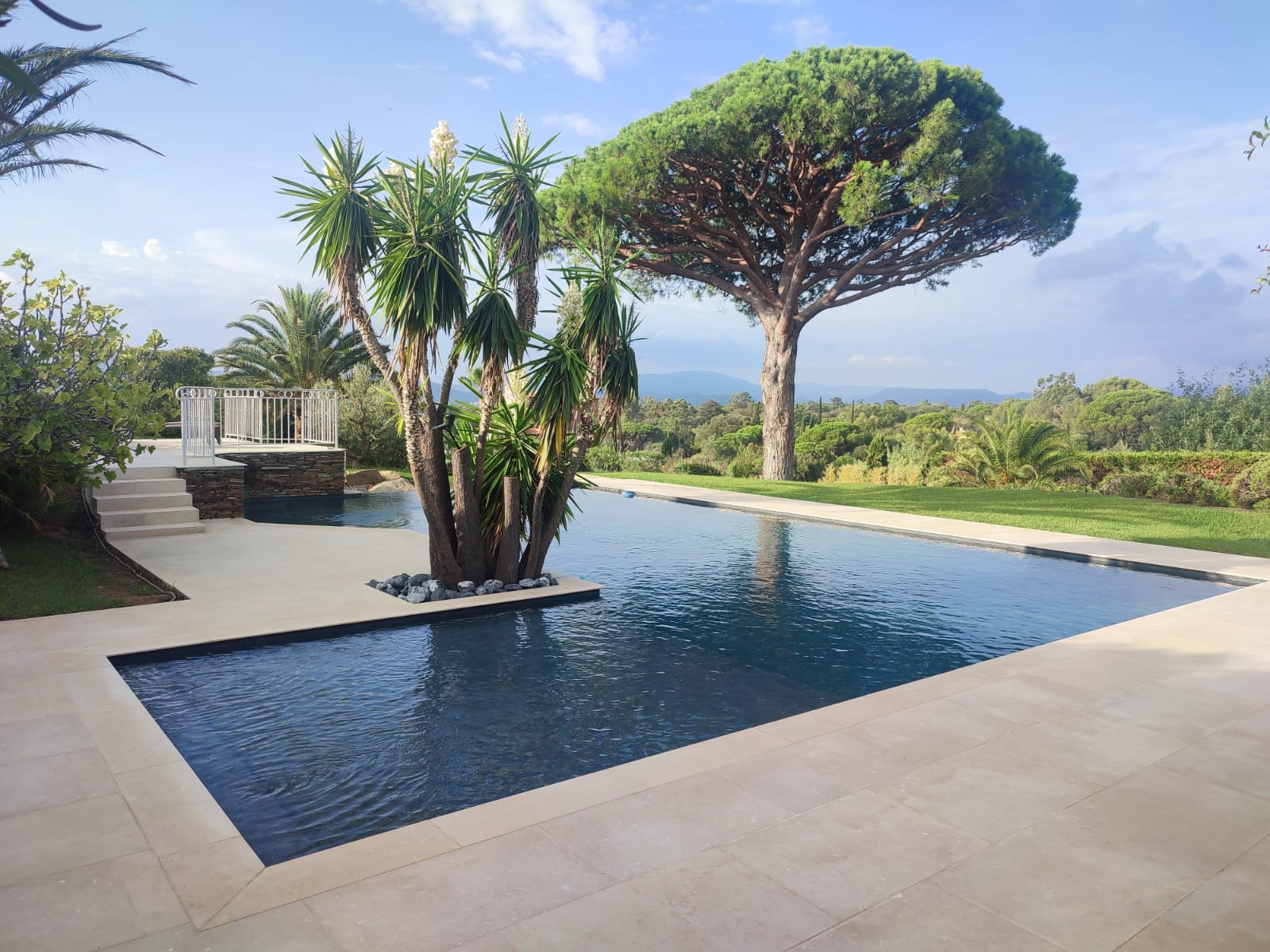decoupe de pierres et carrelages Sud-Est-faconnage de dalles Sud-Est-gres cerame Vaucluse-pierre naturelle Vaucluse-amenagement exterieur et interieur Sud-Est-carrelages sur-mesure Sud-Est