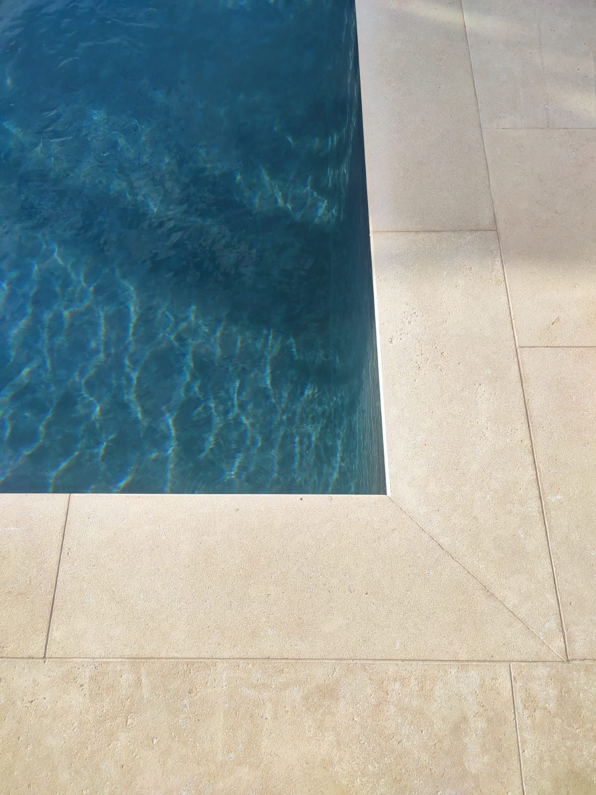 decoupe de pierres et carrelages Sud-Est-faconnage de dalles Sud-Est-gres cerame Vaucluse-pierre naturelle Vaucluse-amenagement exterieur et interieur Sud-Est-carrelages sur-mesure Sud-Est