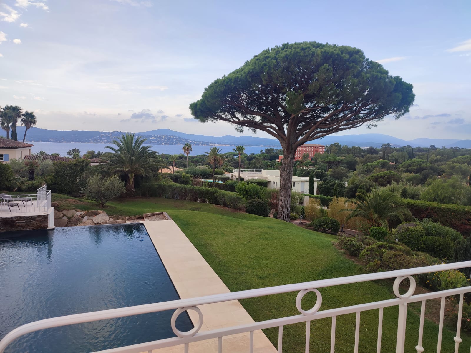 decoupe de pierres et carrelages Sud-Est-faconnage de dalles Sud-Est-gres cerame Vaucluse-pierre naturelle Vaucluse-amenagement exterieur et interieur Sud-Est-carrelages sur-mesure Sud-Est