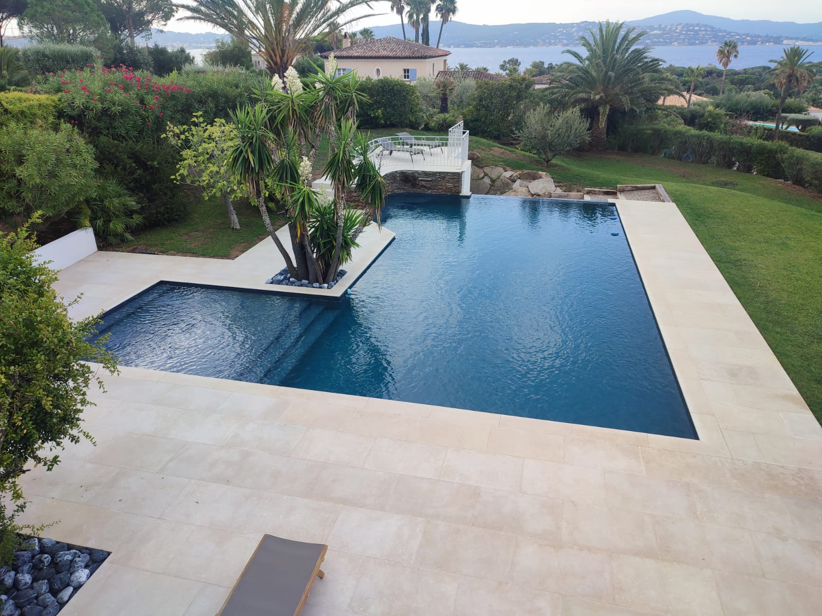 decoupe de pierres et carrelages Sud-Est-faconnage de dalles Sud-Est-gres cerame Vaucluse-pierre naturelle Vaucluse-amenagement exterieur et interieur Sud-Est-carrelages sur-mesure Sud-Est